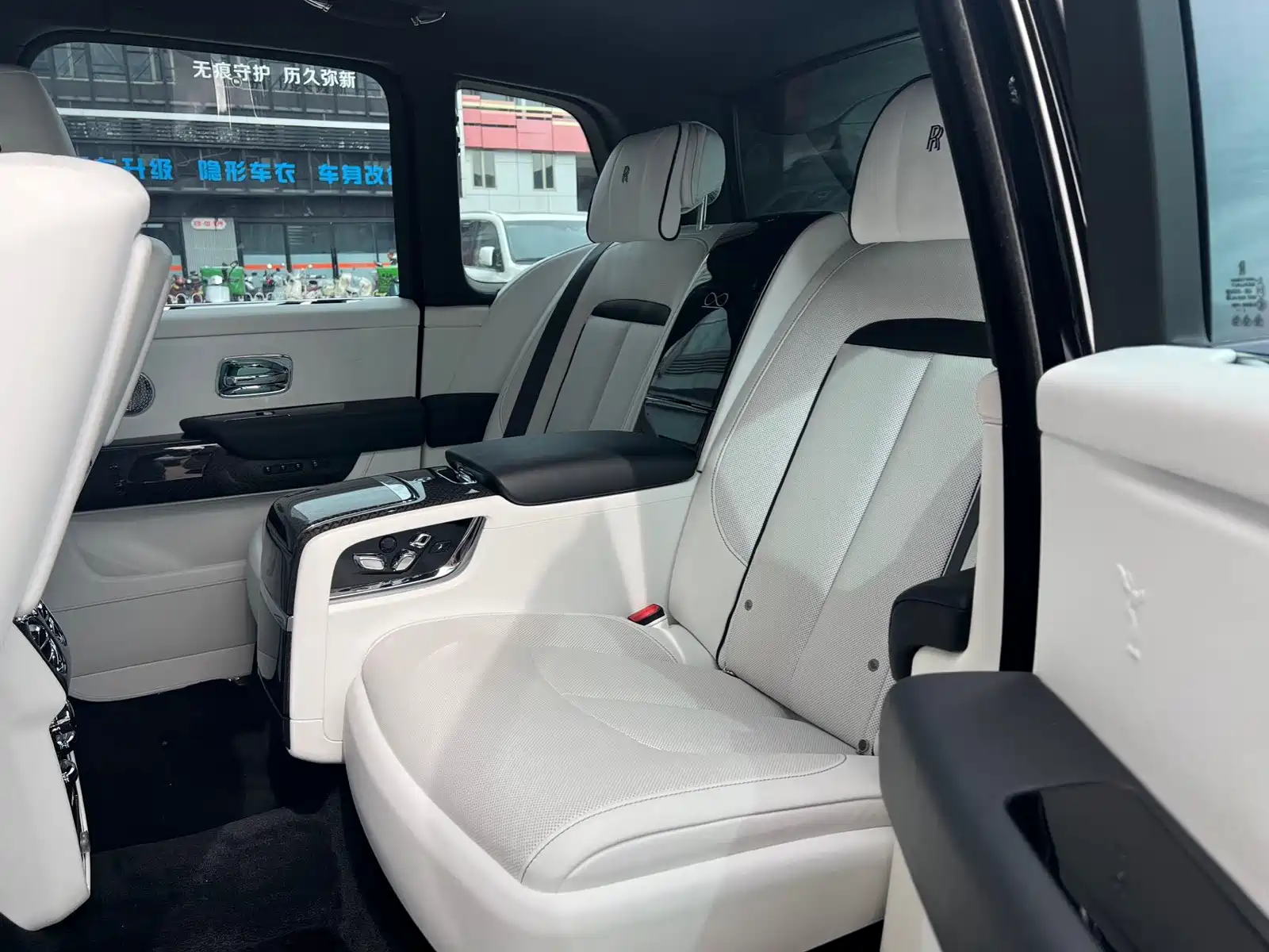 Фото 12 - Rolls-Royce Cullinan