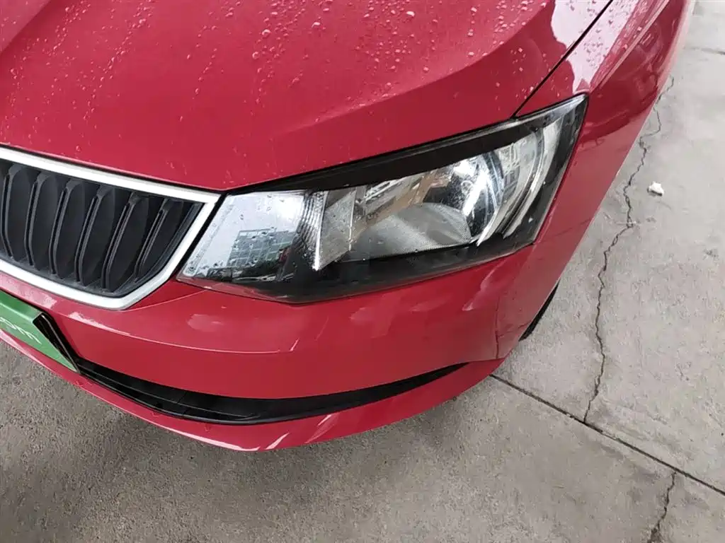 Škoda Fabia 2015 1.4L Manual Advance Edition фото 24