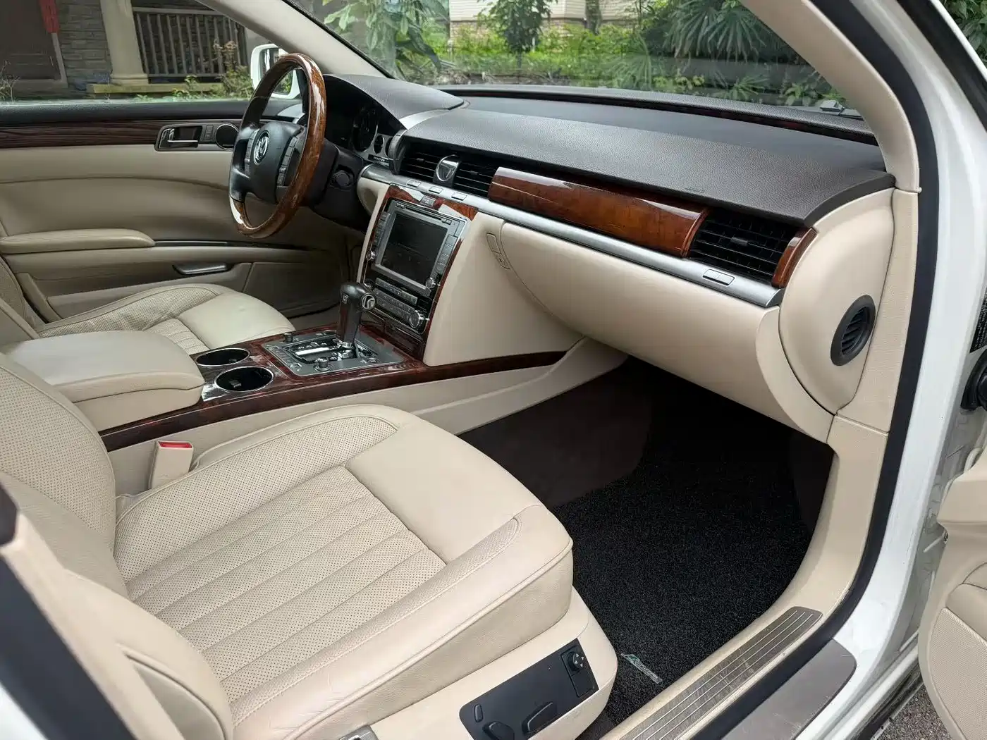 Volkswagen Phaeton 2012 3.6L Premium Custom фото 5