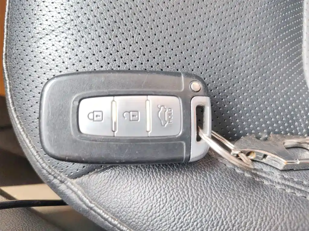 Hyundai Sonata 2015 Classic 2.0L Automatic Luxury Edition фото 9