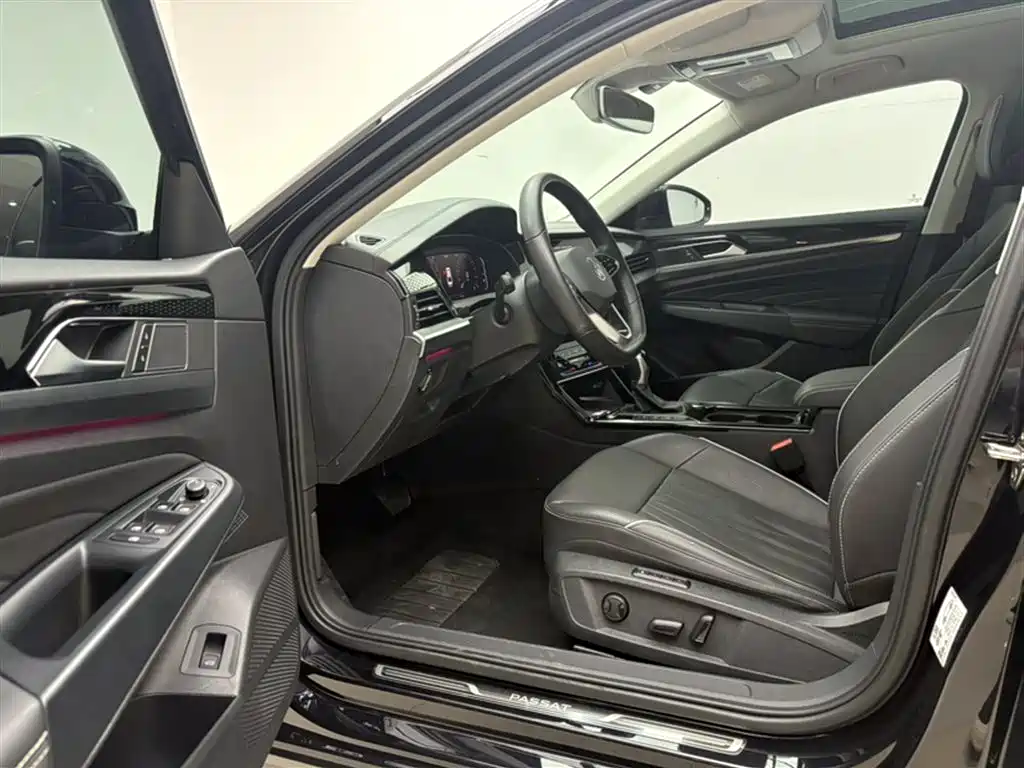 Volkswagen Passat 2022 330TSI Luxury Edition фото 19