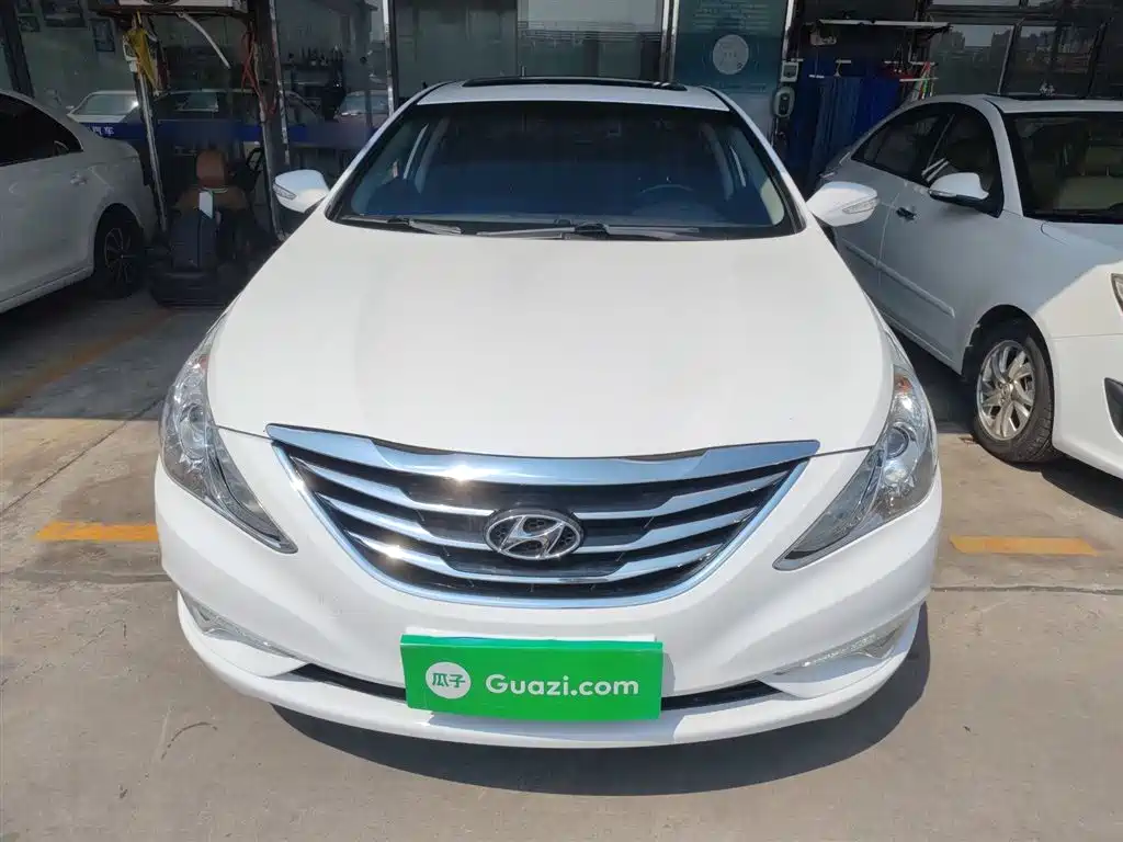 Hyundai Sonata 2015 Classic 2.0L Automatic Luxury Edition фото 3