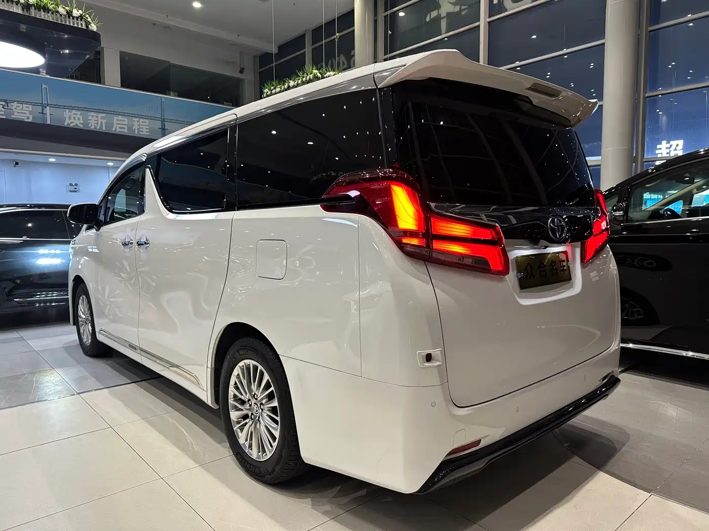 Toyota Alphard 2020 Hybrid 2.5L Premium Edition фото 4