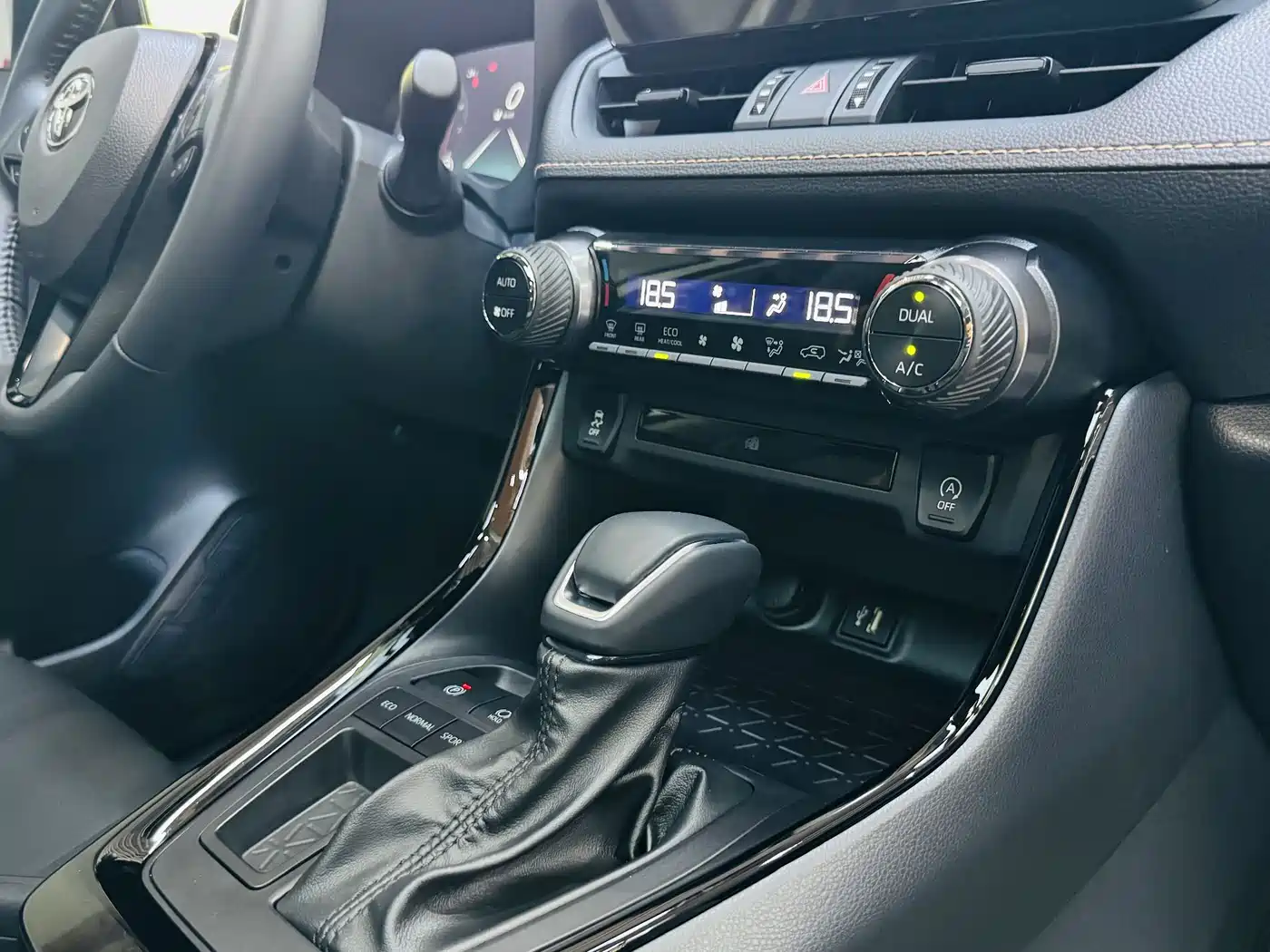 Toyota Wildlander 2024 2.0L CVT 2WD Luxury PLUS Edition фото 9