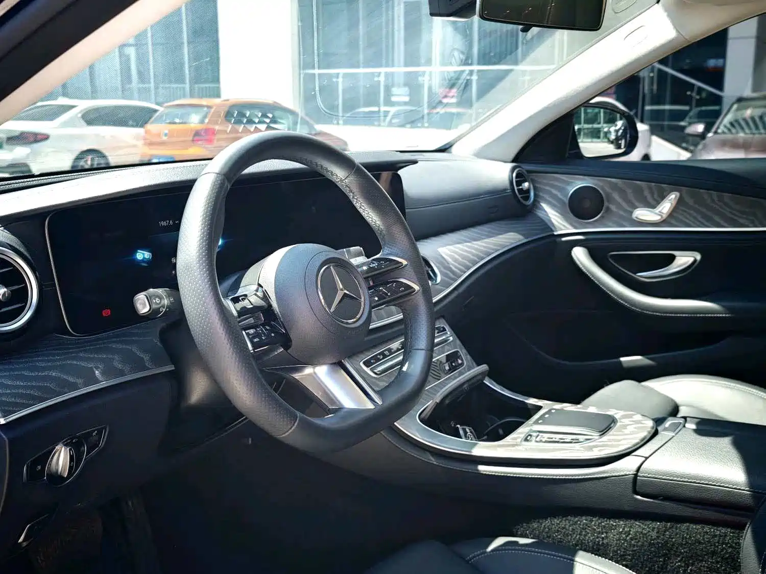 Фото 4 - Mercedes-Benz E-Class