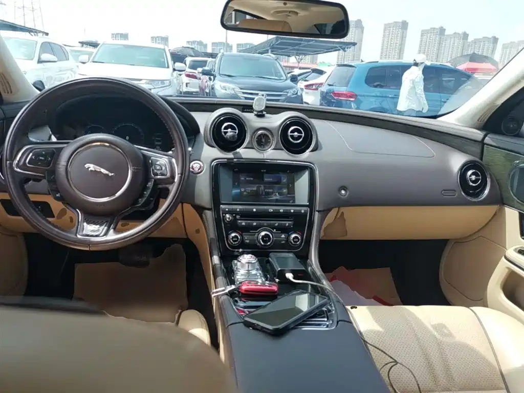 JAGUAR XJ