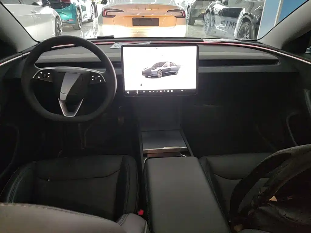 Фото 10 - Tesla Model 3