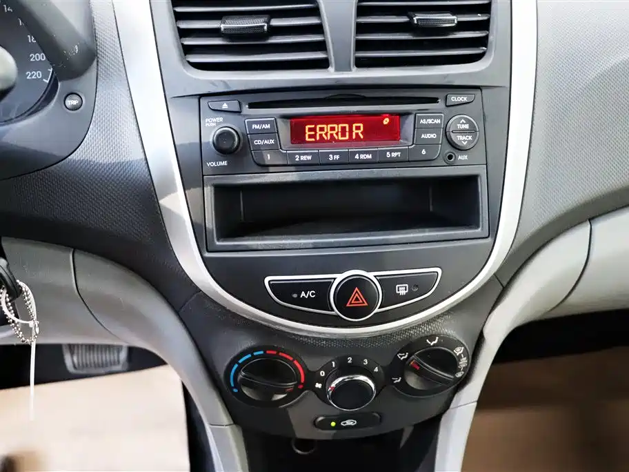 Hyundai Verna 2010 Sedan 1.4L Automatic Comfort GS фото 14