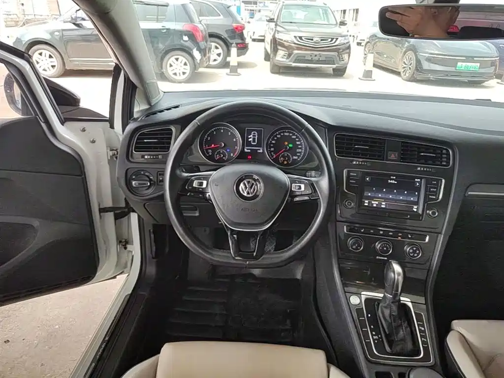 Volkswagen Golf 2017 230TSI Auto Luxury Millionth Anniversary Edition фото 4