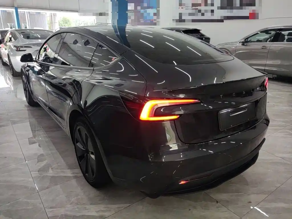 Фото 5 - Tesla Model 3