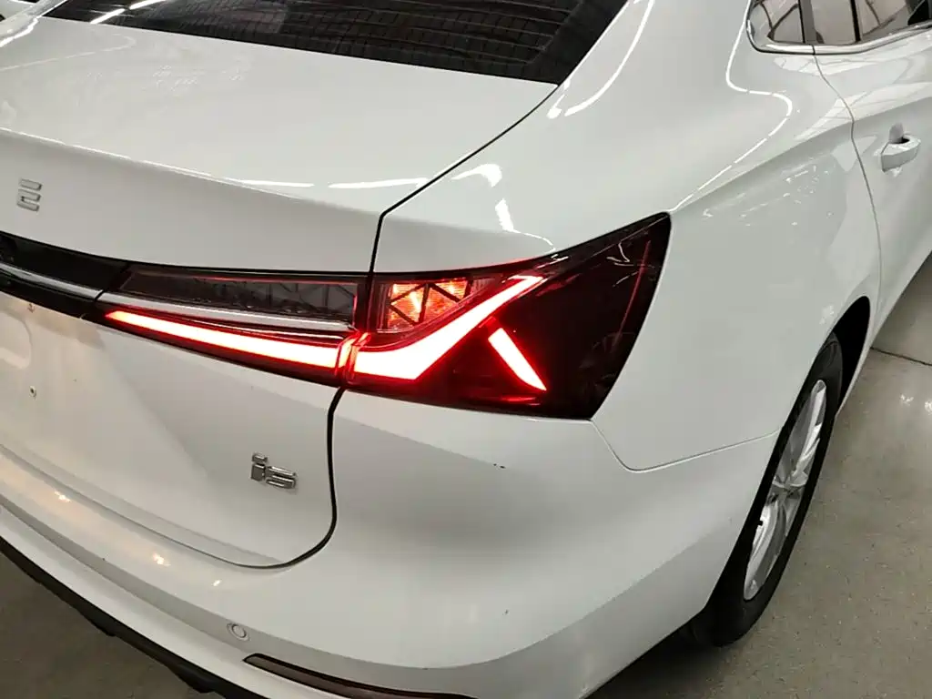 Фото 8 - Roewe i5