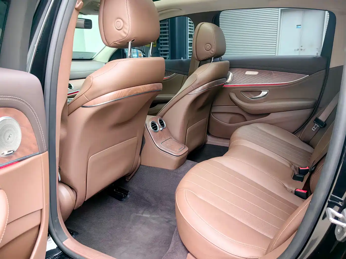Mercedes-Benz E-Class New Energy 2022 E 350 e L Plug-in Hybrid Sedan фото 9