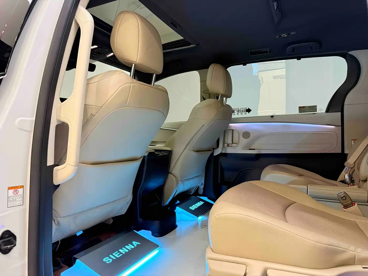Toyota Sienna 2023 2.5L Hybrid Luxury Edition фото 7
