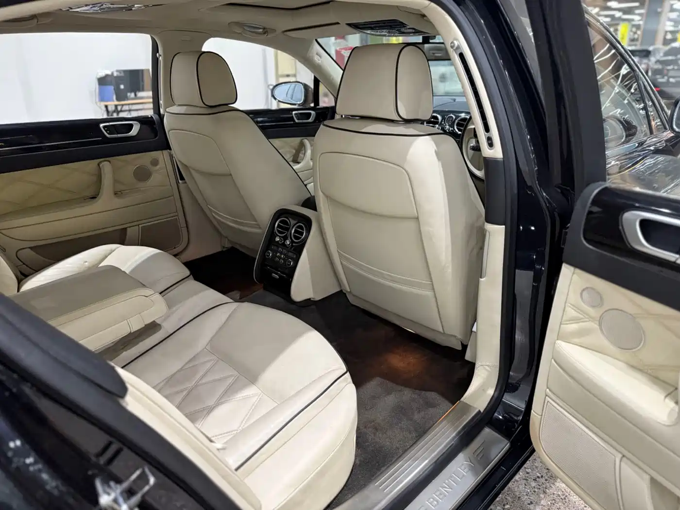 Bentley Flying Spur 2010 6.0T 5-seater Version фото 5