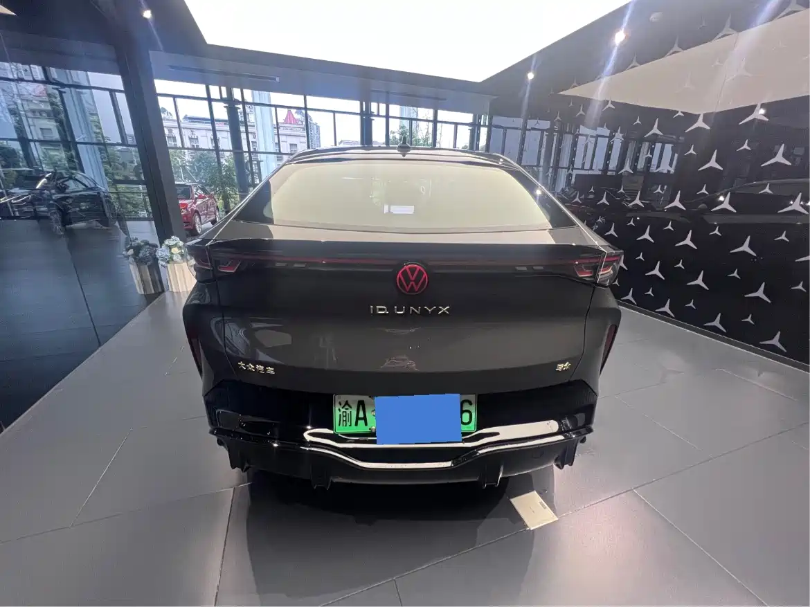 VOLKSWAGEN WITH THE CROWD 06