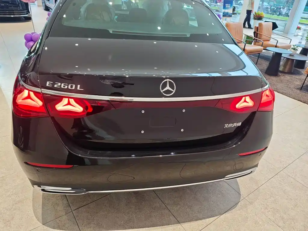 صورة 12 - Mercedes-Benz E-Class