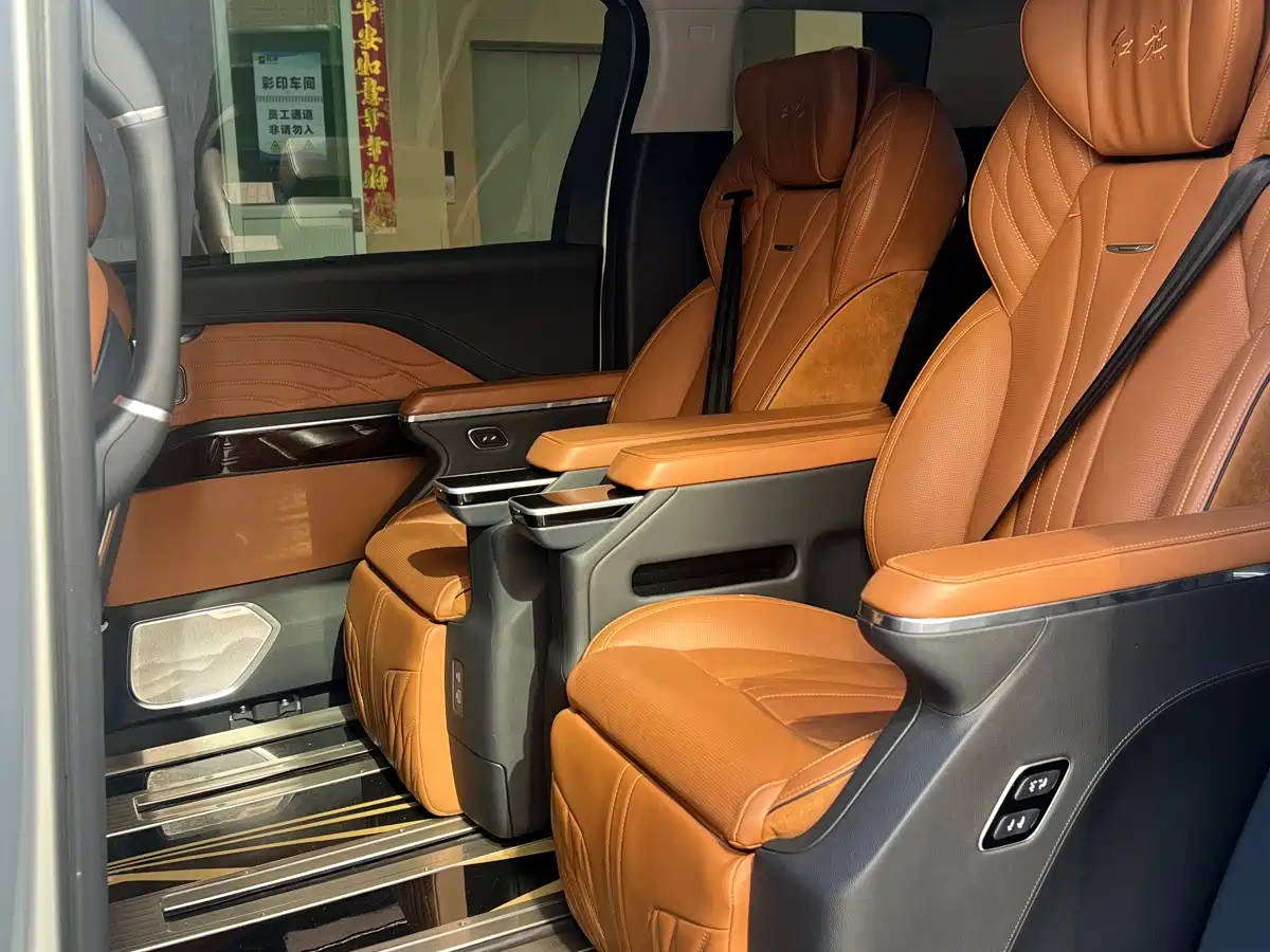 Hongqi HQ9 2023 2.0T Smart Connect Flag Smooth Edition фото 9