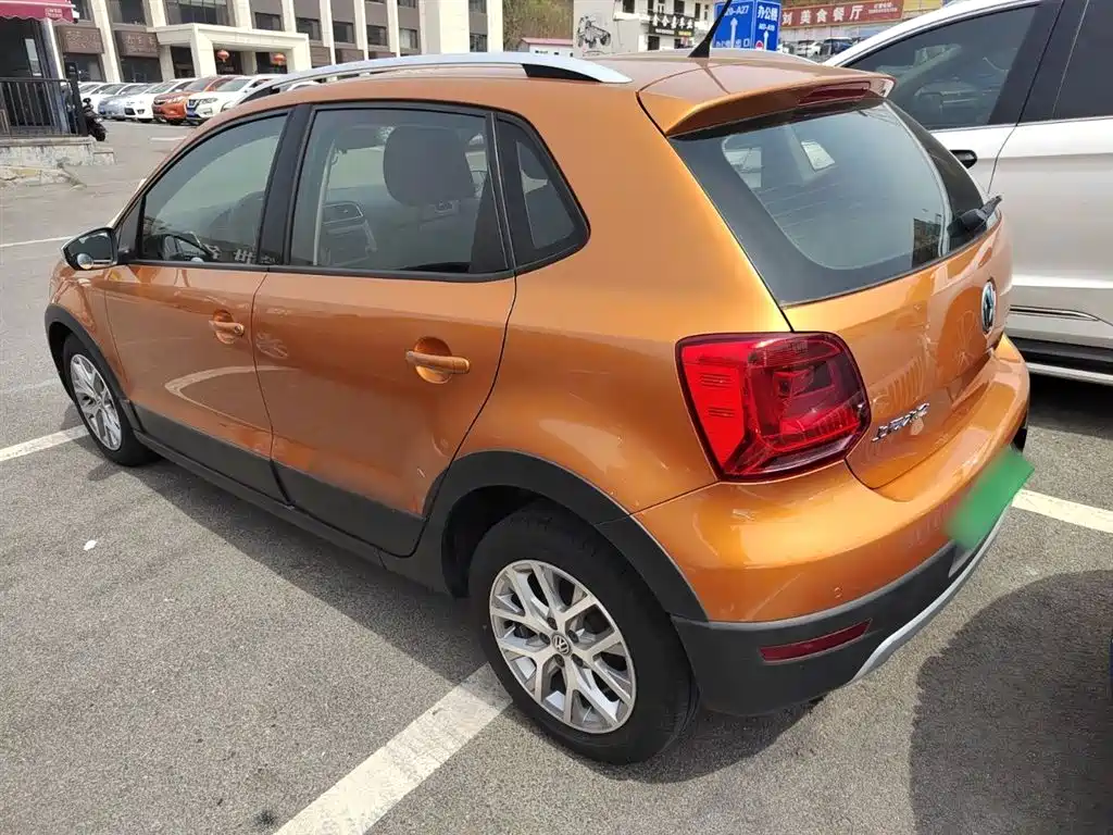 Volkswagen Polo 2016 1.6L Cross Polo Automatic фото 5