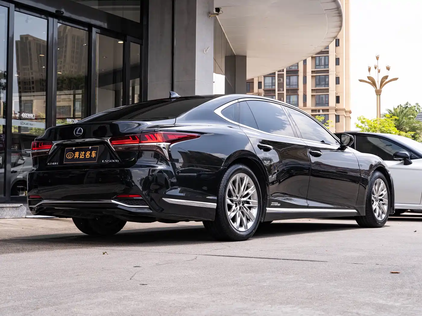 Lexus LS 2020 500h Luxury (China VI) фото 3