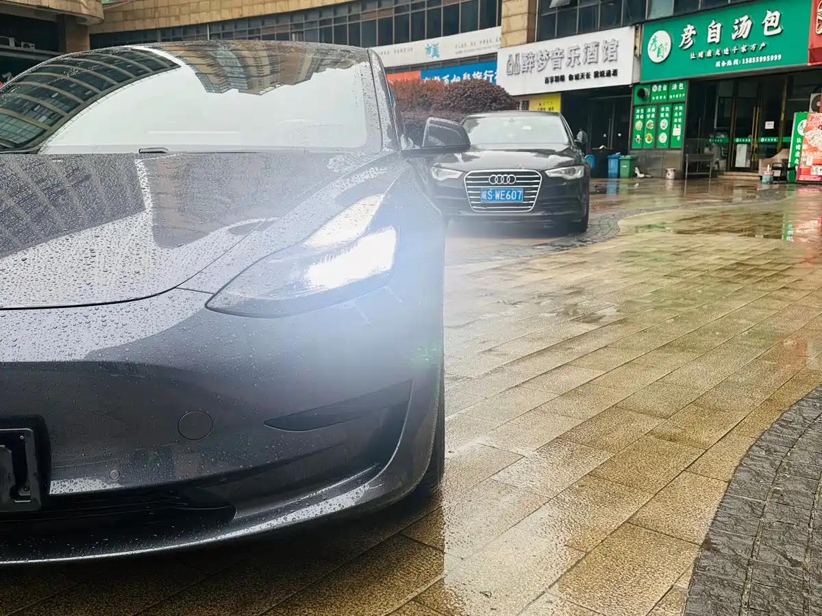TESLA MODEL 3