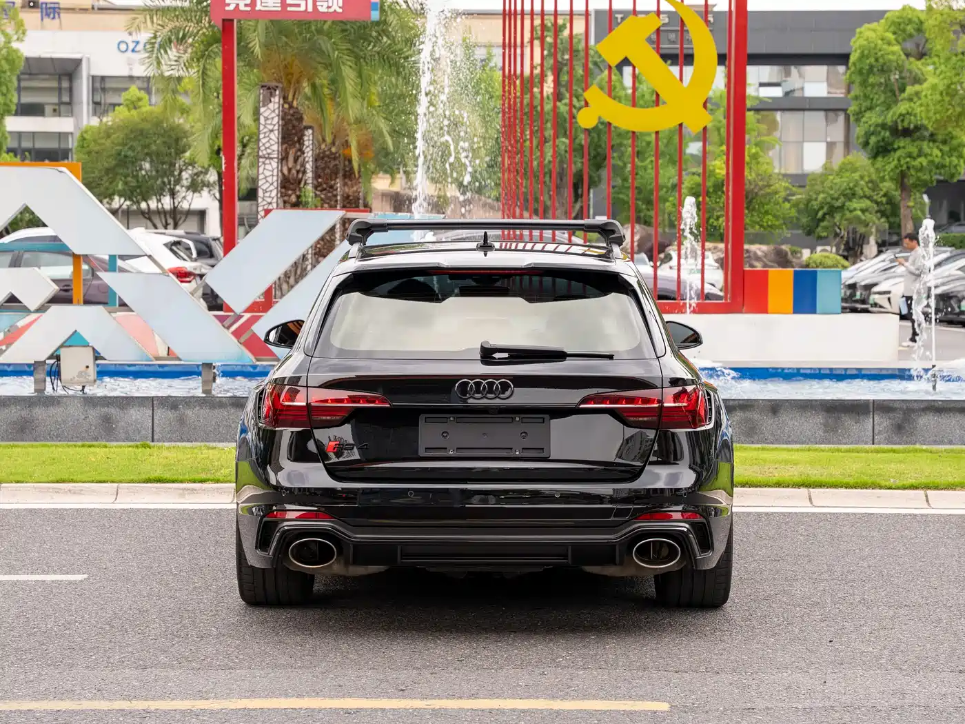 Audi RS 4 2023 Model RS4 Avant Dark Gold Edition фото 5