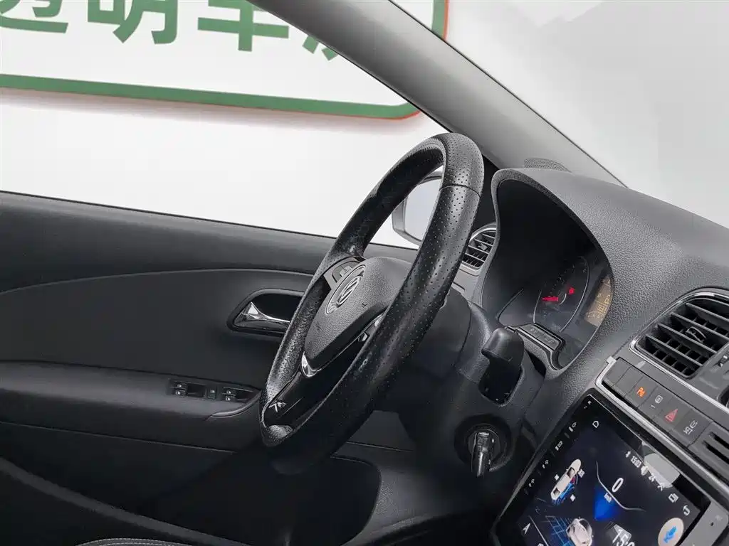 Volkswagen Polo 2014 1.6L Cross Polo Automatic фото 22