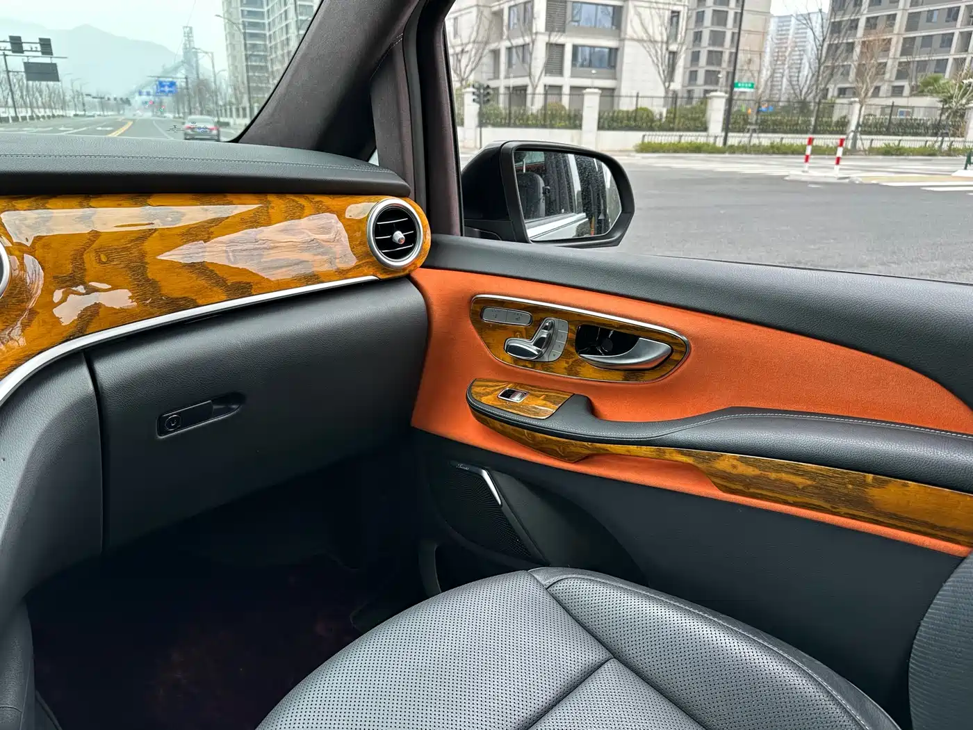 Mercedes-Benz V-Class 2017 Model V 260 L Premium Extended Edition фото 16