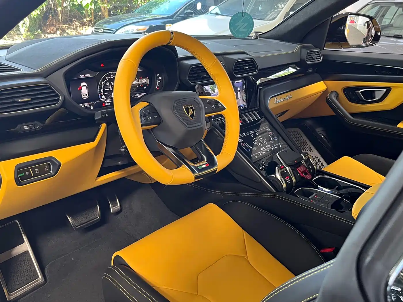 LAMBORGHINI URUS
