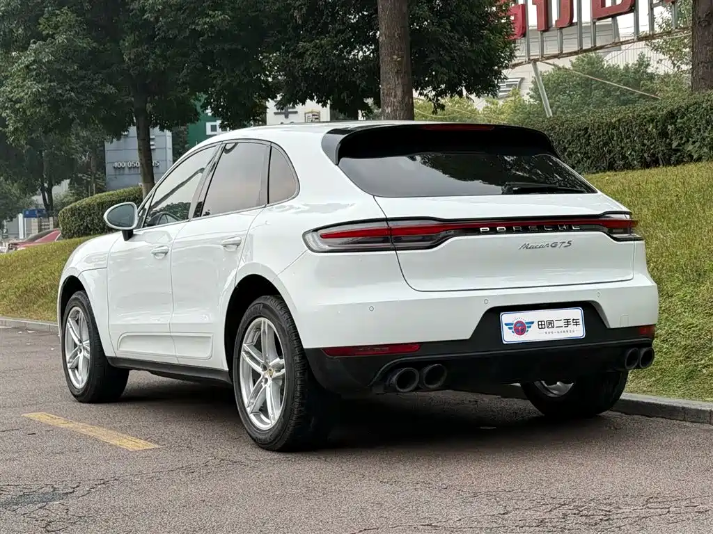 PORSCHE MACAN