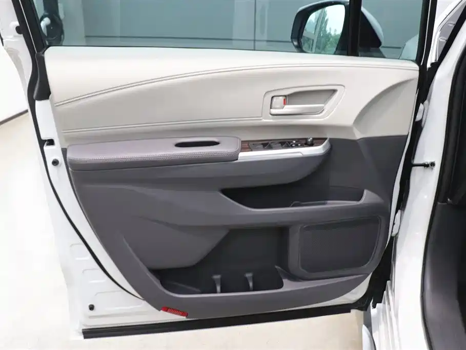 Toyota Granvia 2023 2.5L Hybrid Luxury Edition фото 10
