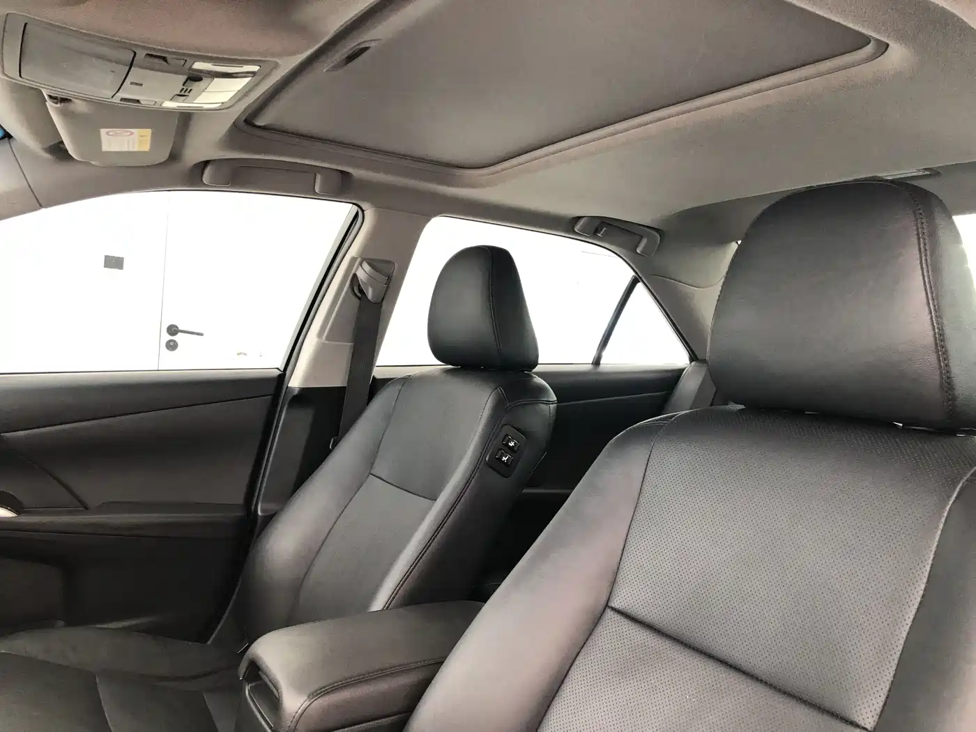 Toyota Camry 2015 2.5G Luxury Navigation Edition фото 16