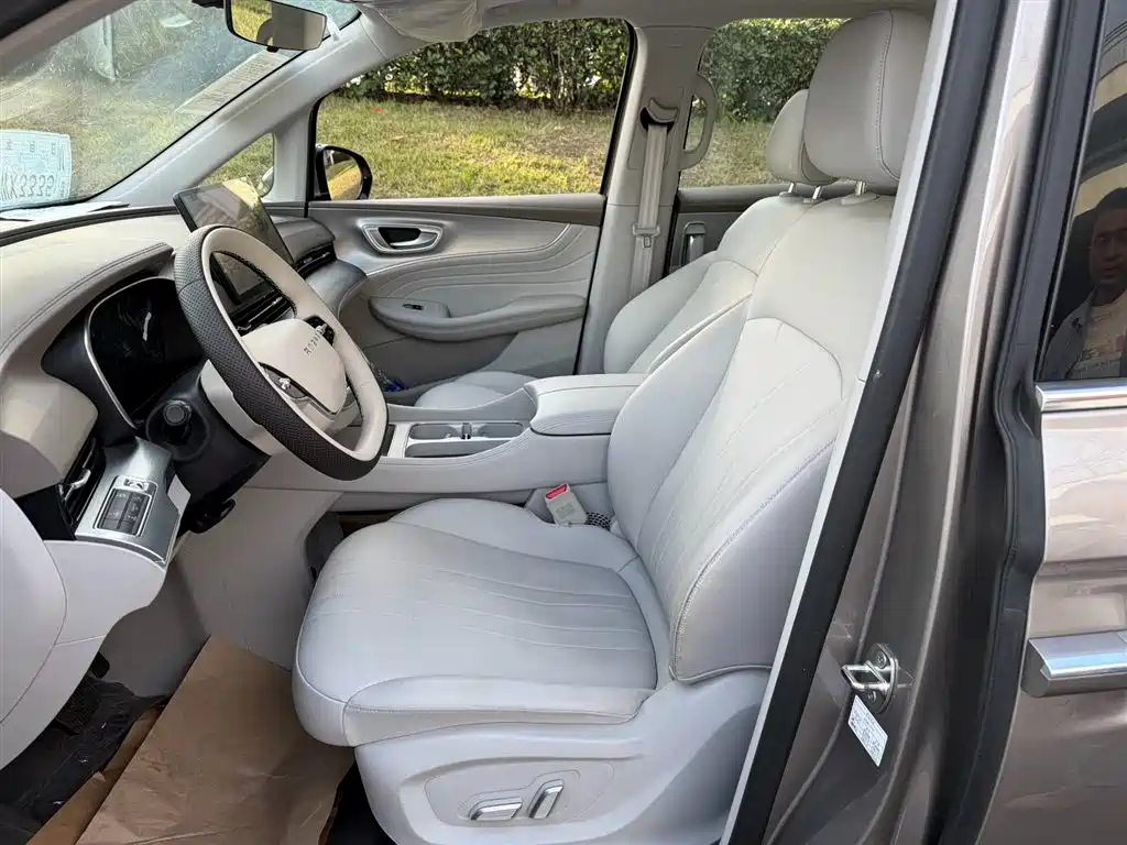 Roewe iMAX8 EV 2025 2025 Model 1.5T DMH Land Premium Edition