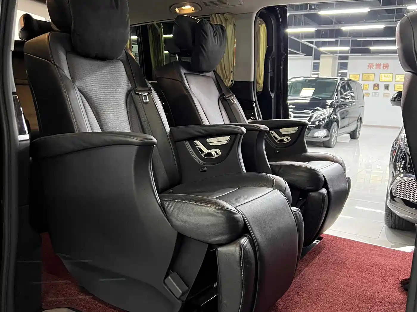 Mercedes-Benz V-Class 2017 Model V 260 L Premium Extended Edition фото 11