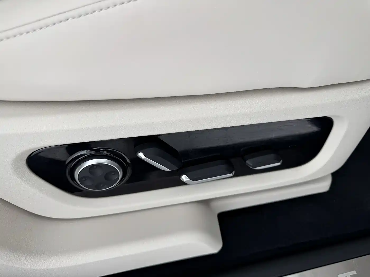 AITO Wenjie AITO M8 2025 Range Extender Max+ Edition 53.4kWh 5-seater фото 18