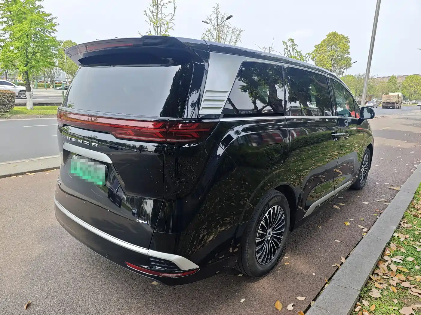 Denza D9 2022 DM-i 1040 Premium фото 10