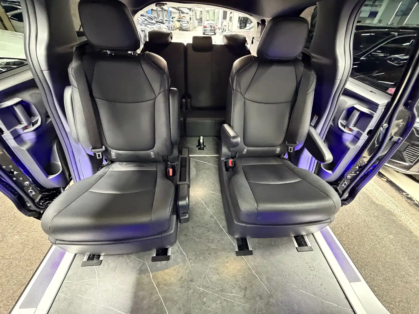 Toyota Sienna 2024 2.5L Hybrid Luxury Edition фото 26