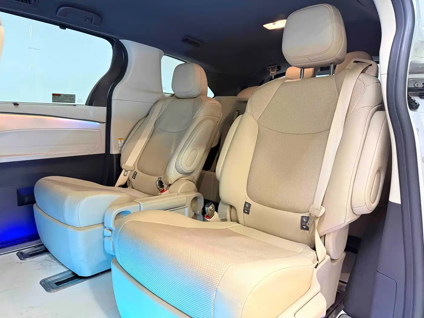 Toyota Sienna 2023 2.5L Hybrid Luxury Edition фото 8