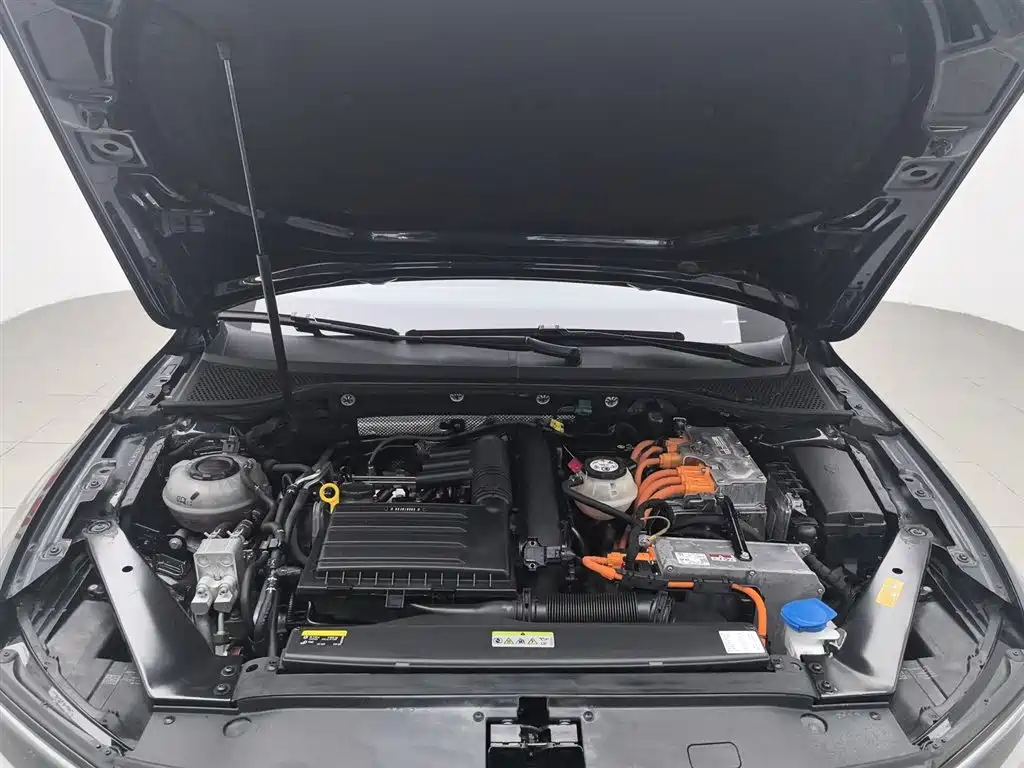 VOLKSWAGEN MAGOTAN GTE PLUG IN HYBRID