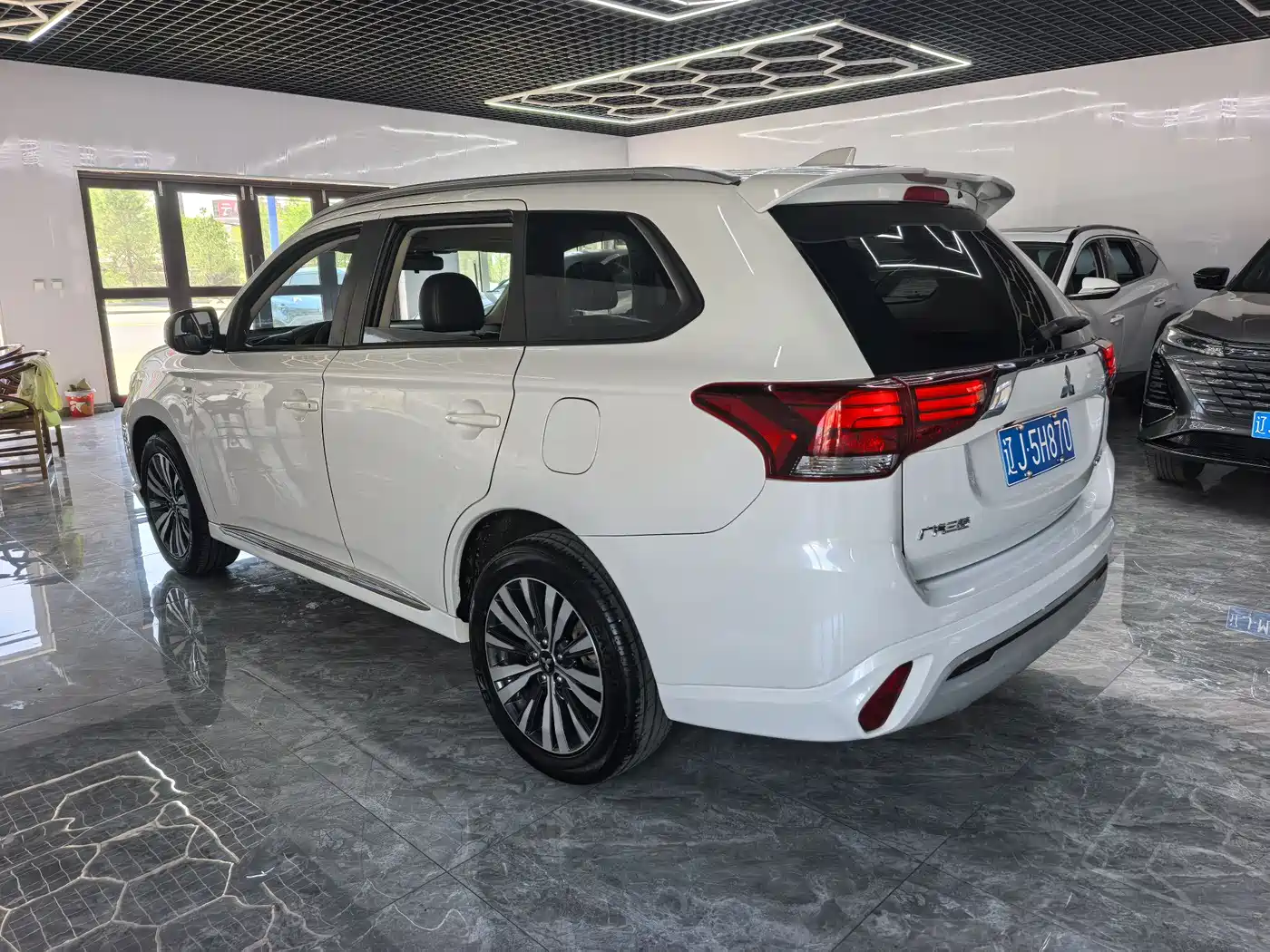 MITSUBISHI OUTLANDER