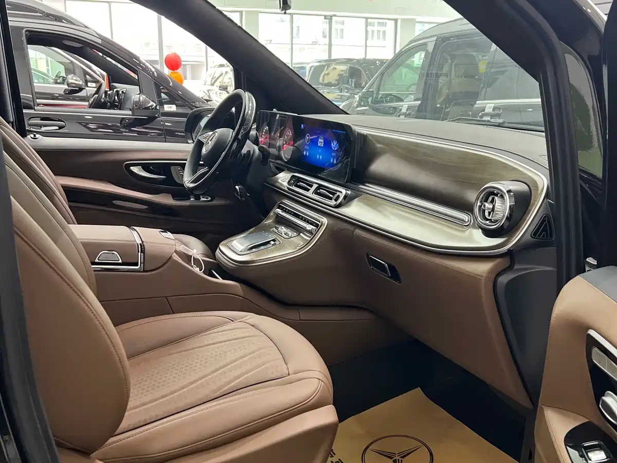 Mercedes-Benz Vito 2024 2.0T Business 7-Seater фото 7