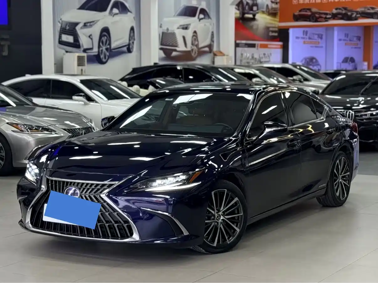 Фото 1 - Lexus ES