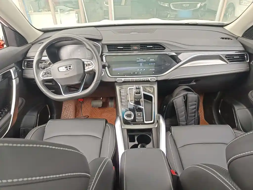 Фото 10 - Geely Atlas