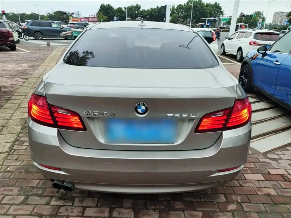BMW 5 Series 2014 525Li Leading фото 6
