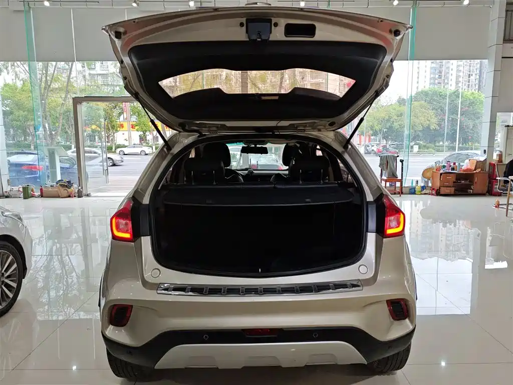 Фото 19 - Geely Vision X3