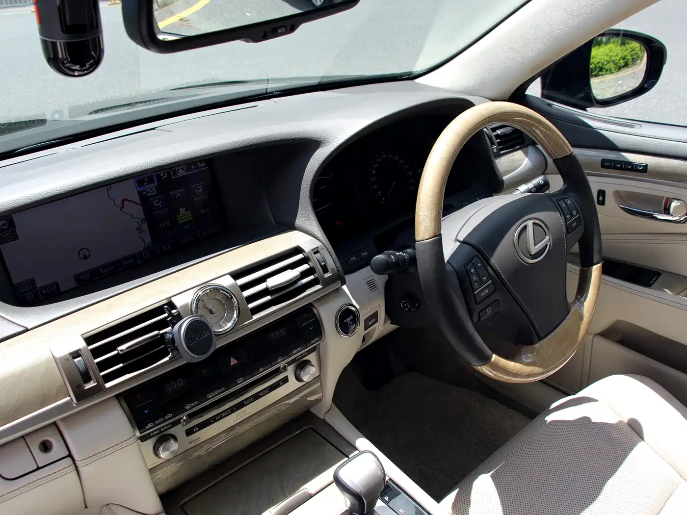 Фото 8 - Lexus LS