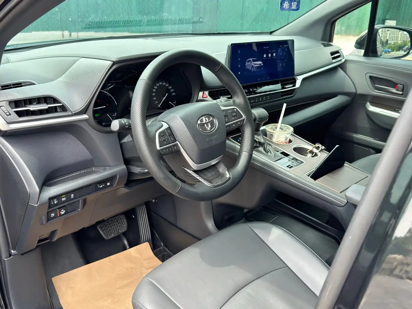 Toyota Granvia 2024 2.5L Hybrid Luxury фото 9