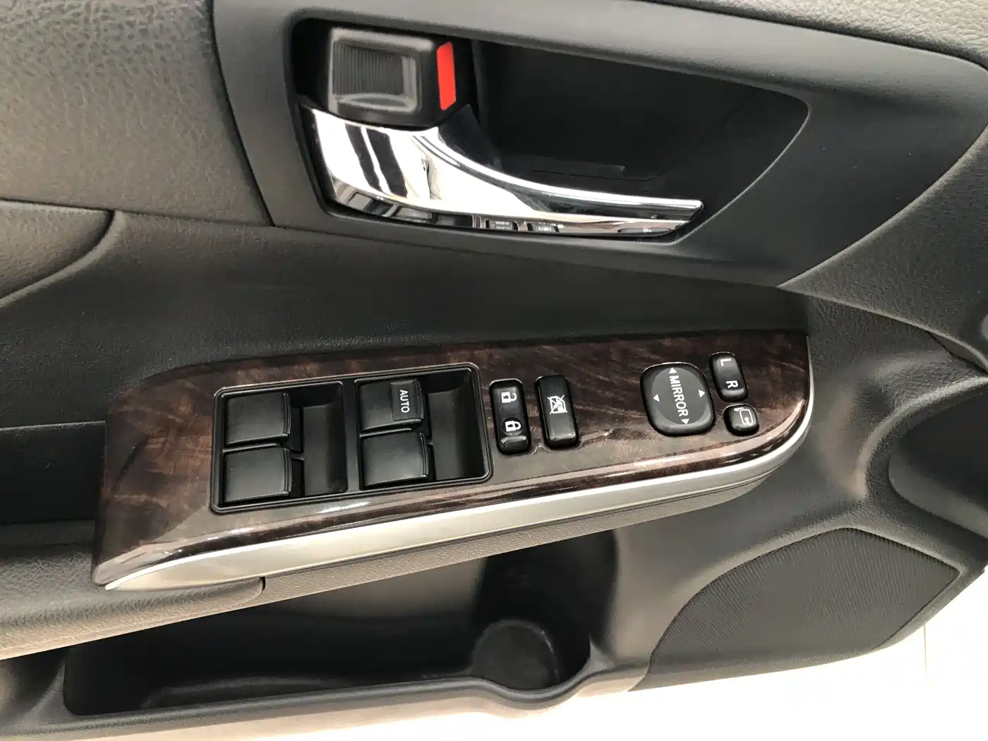 Toyota Camry 2015 2.5G Luxury Navigation Edition фото 7