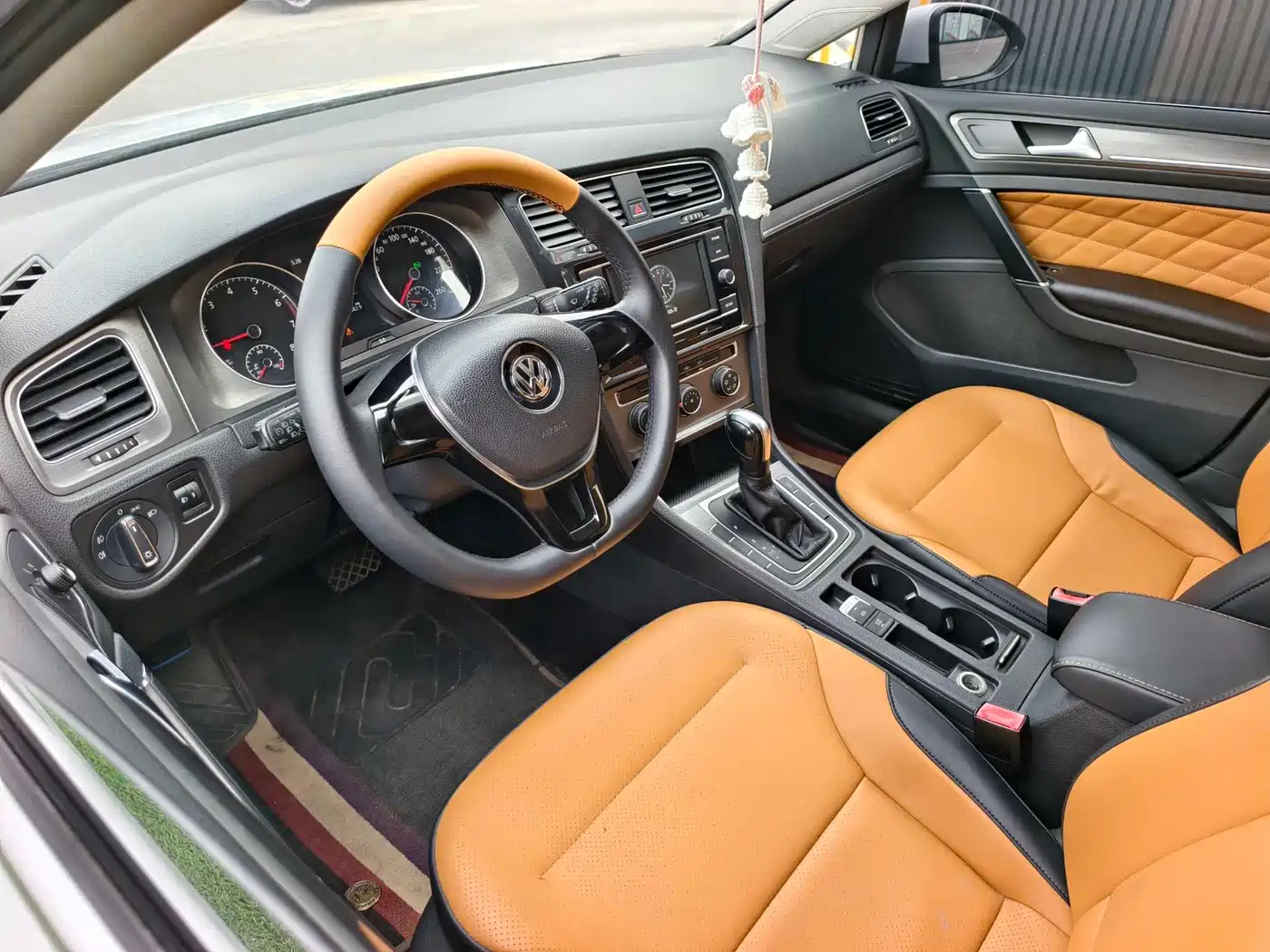 Volkswagen Golf 2014 1.6L Automatic Comfort фото 12