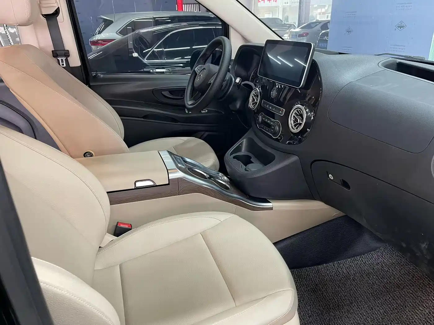 Mercedes-Benz Vito 2023 2.0T Elite 7-Seater фото 7