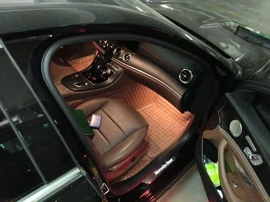 Фото 18 - Mercedes-Benz E-Class